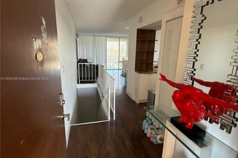 Townhouse in Miami, Florida 2 bedrooms, 93.09 sq.m. № 1956935 - photo 9