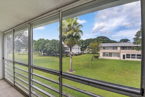 Condo in West Palm Beach, Florida, 1 bedroom № 2169909 - photo 16