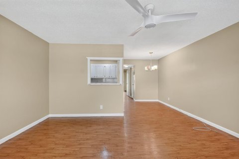 Condo in West Palm Beach, Florida, 1 bedroom № 2169909 - photo 4