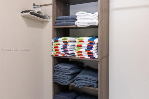 Снять в аренду виллу или дом в Холливуд, Флорида 5 спален, 183.2м2, № 1958478 - фото 19