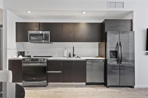 Copropriété à louer à Miami, Floride: 3 chambres, 104.52 m2 № 1960087 - photo 2