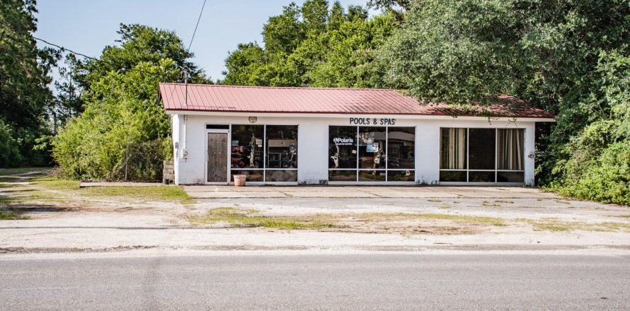 Commercial property in Crestview, Florida № 558435