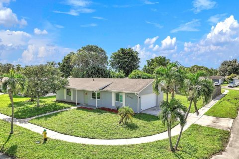 Casa en venta en Lauderhill, Florida, 2 dormitorios, 149.39 m2 № 1931723 - foto 1