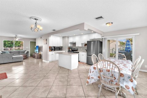 Casa en venta en Lauderhill, Florida, 2 dormitorios, 149.39 m2 № 1931723 - foto 13