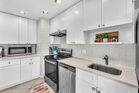 Casa en venta en Lauderhill, Florida, 2 dormitorios, 149.39 m2 № 1931723 - foto 7