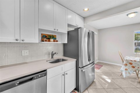 Casa en venta en Lauderhill, Florida, 2 dormitorios, 149.39 m2 № 1931723 - foto 9