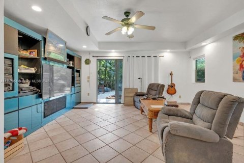 House in Coral Gables, Florida 5 bedrooms, 383.41 sq.m. № 1713154 - photo 12