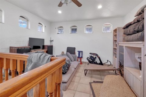 House in Coral Gables, Florida 5 bedrooms, 383.41 sq.m. № 1713154 - photo 16