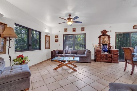 House in Coral Gables, Florida 5 bedrooms, 383.41 sq.m. № 1713154 - photo 11