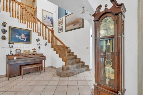 House in Coral Gables, Florida 5 bedrooms, 383.41 sq.m. № 1713154 - photo 6