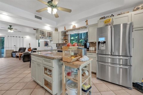 House in Coral Gables, Florida 5 bedrooms, 383.41 sq.m. № 1713154 - photo 24