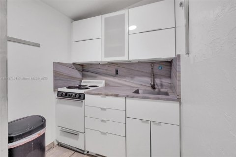 House in Coral Gables, Florida 5 bedrooms, 383.41 sq.m. № 1713154 - photo 27
