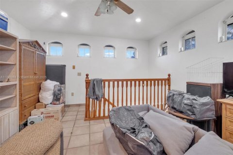 House in Coral Gables, Florida 5 bedrooms, 383.41 sq.m. № 1713154 - photo 30