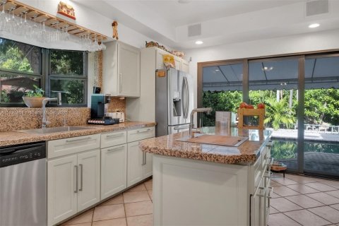 House in Coral Gables, Florida 5 bedrooms, 383.41 sq.m. № 1713154 - photo 25