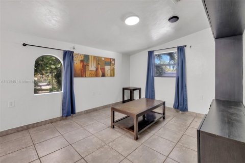 House in Coral Gables, Florida 5 bedrooms, 383.41 sq.m. № 1713154 - photo 19