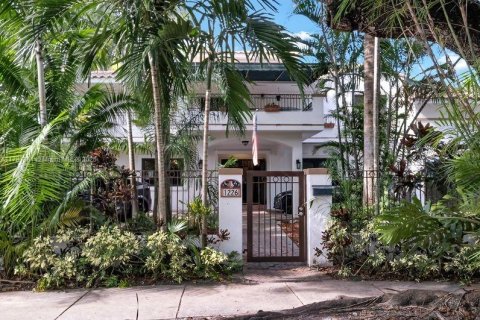 House in Coral Gables, Florida 5 bedrooms, 383.41 sq.m. № 1713154 - photo 1