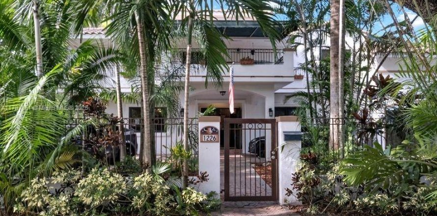 House in Coral Gables, Florida 5 bedrooms, 383.41 sq.m. № 1713154
