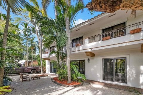House in Coral Gables, Florida 5 bedrooms, 383.41 sq.m. № 1713154 - photo 3