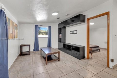 House in Coral Gables, Florida 5 bedrooms, 383.41 sq.m. № 1713154 - photo 17