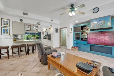 House in Coral Gables, Florida 5 bedrooms, 383.41 sq.m. № 1713154 - photo 15
