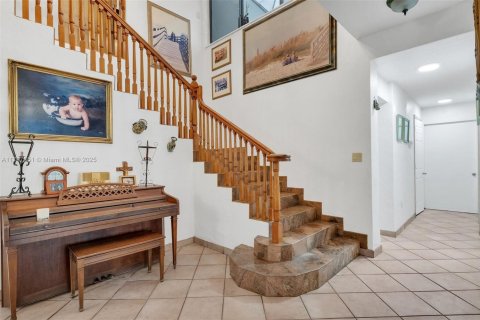 House in Coral Gables, Florida 5 bedrooms, 383.41 sq.m. № 1713154 - photo 8