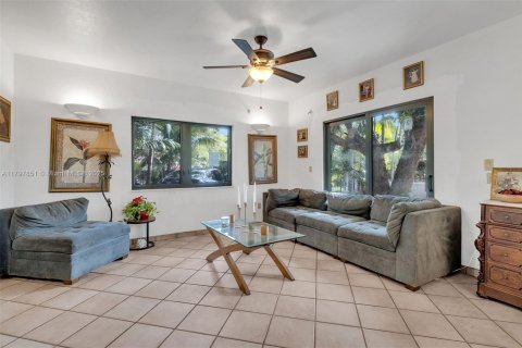 House in Coral Gables, Florida 5 bedrooms, 383.41 sq.m. № 1713154 - photo 10