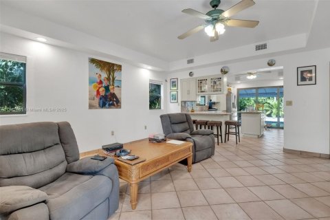 House in Coral Gables, Florida 5 bedrooms, 383.41 sq.m. № 1713154 - photo 13