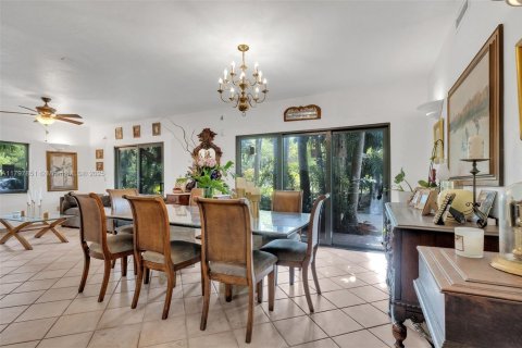 House in Coral Gables, Florida 5 bedrooms, 383.41 sq.m. № 1713154 - photo 20