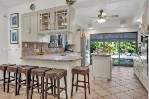 House in Coral Gables, Florida 5 bedrooms, 383.41 sq.m. № 1713154 - photo 23