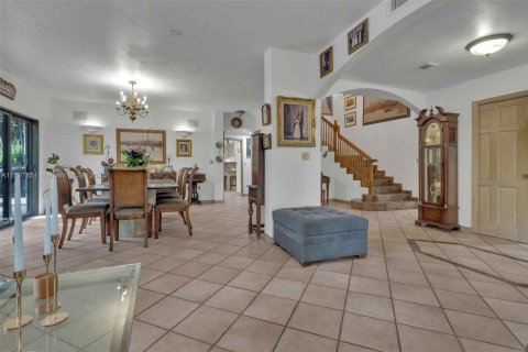 House in Coral Gables, Florida 5 bedrooms, 383.41 sq.m. № 1713154 - photo 22