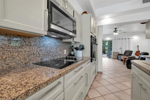 House in Coral Gables, Florida 5 bedrooms, 383.41 sq.m. № 1713154 - photo 26