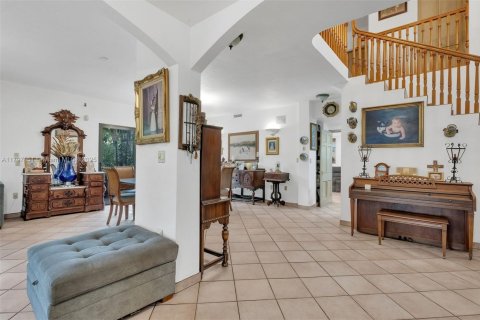 House in Coral Gables, Florida 5 bedrooms, 383.41 sq.m. № 1713154 - photo 9