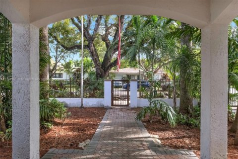 House in Coral Gables, Florida 5 bedrooms, 383.41 sq.m. № 1713154 - photo 5