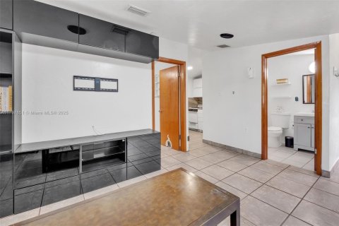 House in Coral Gables, Florida 5 bedrooms, 383.41 sq.m. № 1713154 - photo 18