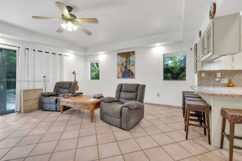 House in Coral Gables, Florida 5 bedrooms, 383.41 sq.m. № 1713154 - photo 14