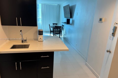 Condo in Miami Beach, Florida  № 2082627 - photo 2