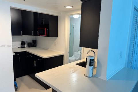 Condo in Miami Beach, Florida  № 2082627 - photo 7