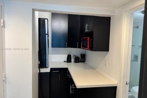 Condo in Miami Beach, Florida  № 2082627 - photo 5