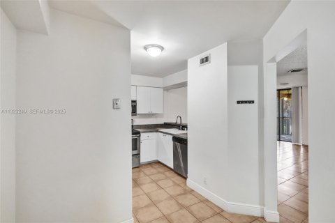 Copropriété à vendre à Miami Lakes, Floride: 2 chambres, 78.97 m2 № 1976920 - photo 3