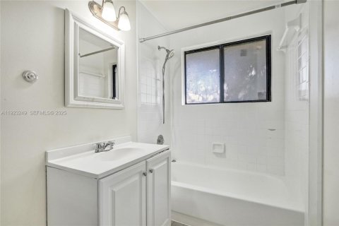 Copropriété à vendre à Miami Lakes, Floride: 2 chambres, 78.97 m2 № 1976920 - photo 26