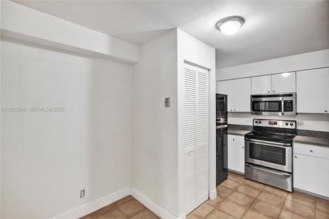 Copropriété à vendre à Miami Lakes, Floride: 2 chambres, 78.97 m2 № 1976920 - photo 10