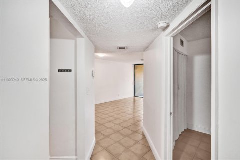 Copropriété à vendre à Miami Lakes, Floride: 2 chambres, 78.97 m2 № 1976920 - photo 5
