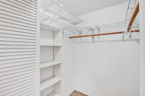 Copropriété à vendre à Miami Lakes, Floride: 2 chambres, 78.97 m2 № 1976920 - photo 23