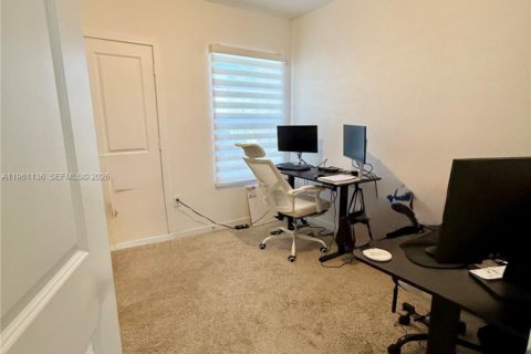 Снять в аренду таунхаус в Флорида-Сити, Флорида 3 спальни, 118.17м2, № 2021984 - фото 10