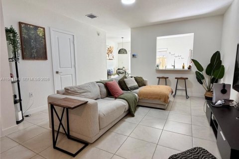 Снять в аренду таунхаус в Флорида-Сити, Флорида 3 спальни, 118.17м2, № 2021984 - фото 6