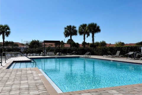 Снять в аренду таунхаус в Флорида-Сити, Флорида 3 спальни, 118.17м2, № 2021984 - фото 4