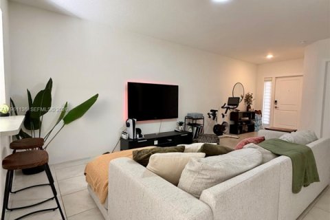 Снять в аренду таунхаус в Флорида-Сити, Флорида 3 спальни, 118.17м2, № 2021984 - фото 5