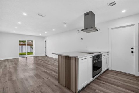 House in Orlando, Florida 3 bedrooms, 102.19 sq.m. № 2321131 - photo 6