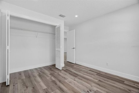 House in Orlando, Florida 3 bedrooms, 102.19 sq.m. № 2321131 - photo 15