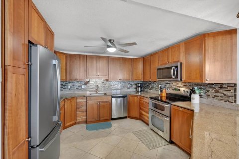 Condo in Daytona Beach, Florida, 2 bedrooms  № 2099888 - photo 10